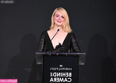 Elle Fanning [ elle-fanning ] - Qui vient avec moi sous la douche laver mes pieds   Who comes with me