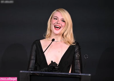 Elle Fanning [ elle-fanning ] - got a lil horny in da shower :p