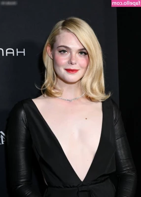 Elle Fanning [ elle-fanning ] - Fully naked front and back