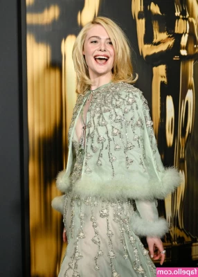 Elle Fanning [ elle-fanning ] - Last pics with the green Pedi! Staying afloat with my feet up was