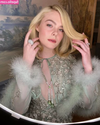 Elle Fanning [ elle-fanning ] - Sexy soft soles and toes sliding into socks