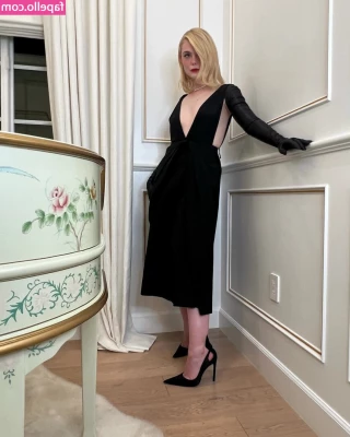 Elle Fanning [ elle-fanning ] - Titties on da menu. Would u like the tiny titty committee or the big