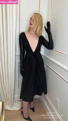 Elle Fanning [ elle-fanning ] - Vulgar hip shaking in a kinky leotard.