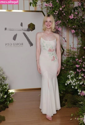Elle Fanning [ elle-fanning ] - Tight rubber