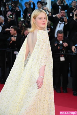 Elle Fanning [ elle-fanning ] - I love when you make me submit to you daddy 🖤🤤