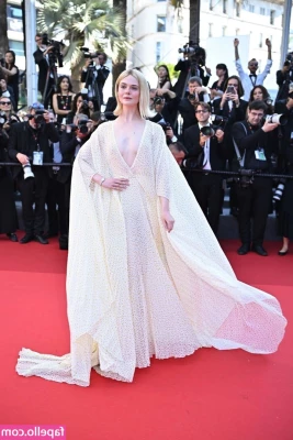 Elle Fanning [ elle-fanning ] - Kiss