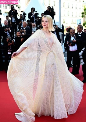 Elle Fanning [ elle-fanning ] - TENNIS SUPER HAMMER    PLAY OF THE DAY    WE HAVE WON 5 STRAIGHT