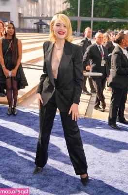 Elle Fanning [ elle-fanning ] - You re lucky  He s lucky  I m lucky  WE RE ALL LUCKY   Here we are