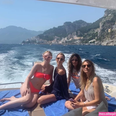 Elle Fanning [ elle-fanning ] - Colaboración con mi mejor amiga  La insaciable   onlyfans 