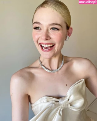 Elle Fanning [ elle-fanning ] - Who likes sweaty feet being revealed nice and slowly