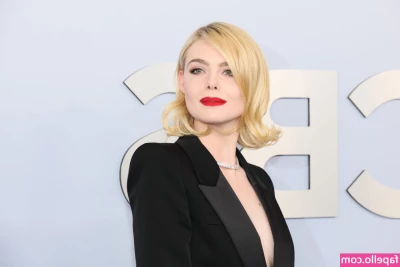 Elle Fanning [ elle-fanning ] - Me  amp Mr Foxy sure would like someone to snuggle   And we wouldn t