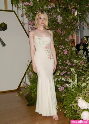 Elle Fanning [ elle-fanning ] - Seguimi e fai tip sui post che più ti piacciono e  riceverai in pvt