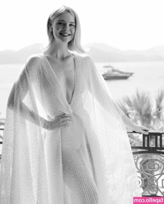Elle Fanning [ elle-fanning ] - Always gonna take pics for my fans before my relaxing bubble baths