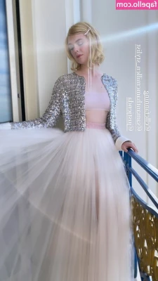 Elle Fanning [ elle-fanning ] - Let s play tip to strip   the more tips on the post the less I wear