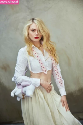 Elle Fanning [ elle-fanning ] - i loooove pawing off