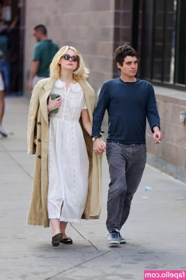 Elle Fanning [ elle-fanning ] - Spontaneous live right now!! It’s been a minute so come catch up