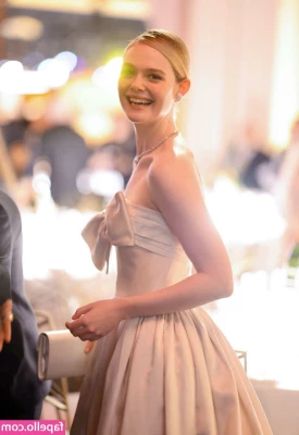 Elle Fanning [ elle-fanning ] - Kitty needs to be played with