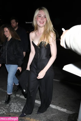 Elle Fanning [ elle-fanning ] - Con mi amiguita  sweetpantherbbws en una guerra de nalgonas