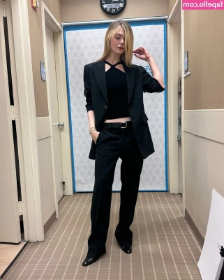 Elle Fanning [ elle-fanning ] - Happy Friday  I m online waiting for you