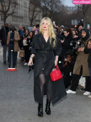 Elle Fanning [ elle-fanning ] - taking new content for Christmas