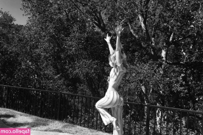 Elle Fanning [ elle-fanning ] - Sniff or taste
