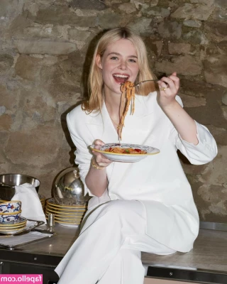 Elle Fanning [ elle-fanning ] - Enjoy my ass jiggle
