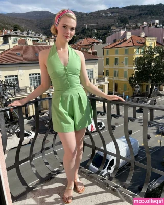 Elle Fanning [ elle-fanning ] - Rubbing my cunt through these panties feels so good
