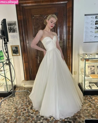 Elle Fanning [ elle-fanning ] - Alone & ready