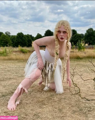 Elle Fanning [ elle-fanning ] - At work showing titties
