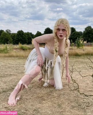 Elle Fanning [ elle-fanning ] - Quick  come get a sniff