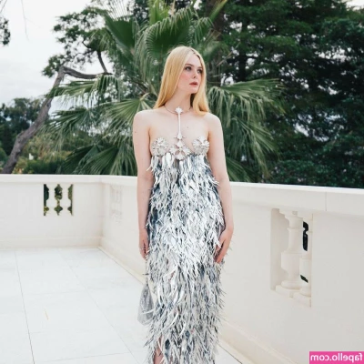 Elle Fanning [ elle-fanning ] - It s the cold season again  Let us find a warm place to be at this