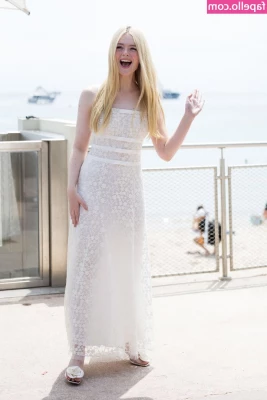 Elle Fanning [ elle-fanning ] - Extreme high heels