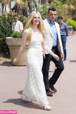 Elle Fanning [ elle-fanning ] - Cruising in the old street park  To see the whole video and photos 1 