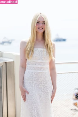 Elle Fanning [ elle-fanning ] - Play girl