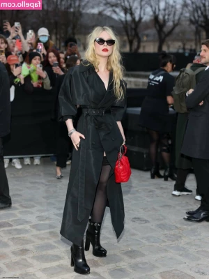 Elle Fanning [ elle-fanning ] - Scroll to spread my pussy