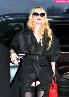 Elle Fanning [ elle-fanning ] - Seen this post that the Chinese nail lady says   your bf doesn t pay