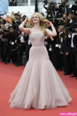 Elle Fanning [ elle-fanning ] - Bath feet 😊 part 1