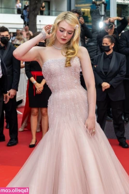 Elle Fanning [ elle-fanning ] - Blank canvas Vincent Van Blow Art of the meal