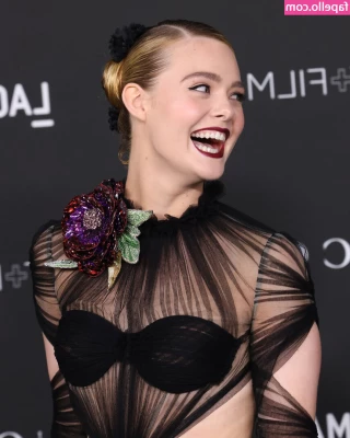Elle Fanning [ elle-fanning ] - It’s a party back there! 🎉👀🎂  Happy Friday! 💋