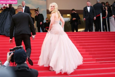 Elle Fanning [ elle-fanning ] - Pizpizda mea asteapta ceva in ea   my pussy is waiting for something