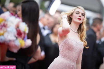 Elle Fanning [ elle-fanning ] - Plugged