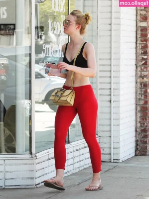 Elle Fanning [ elle-fanning ] - Popsickle Sucking