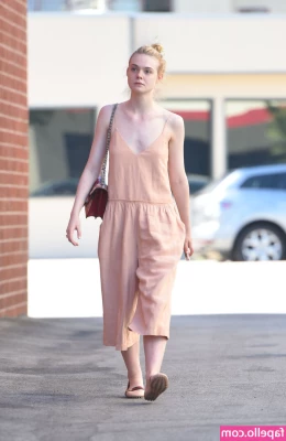 Elle Fanning [ elle-fanning ] - hehe my vibrator really makes my p*ssy vibrate 😎