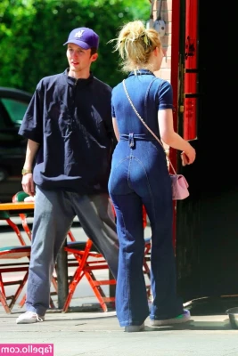 Elle Fanning [ elle-fanning ] - Feet pic  2