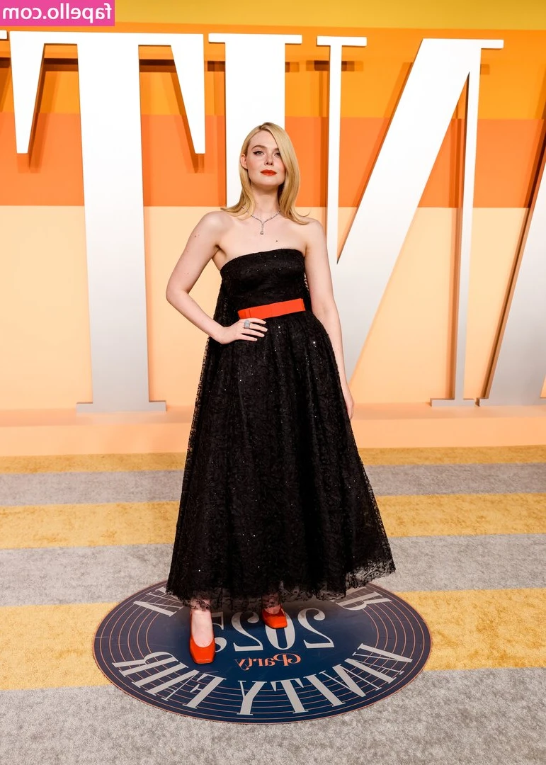 Elle Fanning [ elle-fanning ] - Are you gonna join me? It's so toasty out! 😈