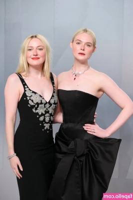 Elle Fanning [ elle-fanning ] - Used my new toy check your messages