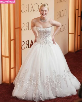Elle Fanning [ elle-fanning ] - Geile Kerstvrouw