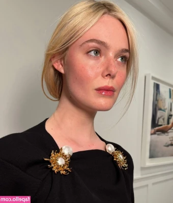 Elle Fanning [ elle-fanning ] - It is a large chest muscle taken diagonally from above in the bath.