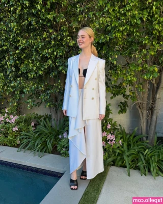Elle Fanning [ elle-fanning ] - Patitas pa arriba 🤭