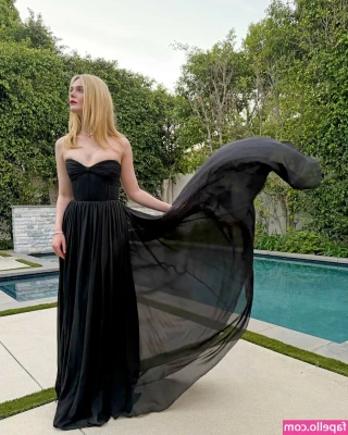 Elle Fanning [ elle-fanning ] - Good use of a mirror right?